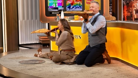 Drew and Ross Mathews Eat a Slice of Pizza in Under a Minute | In a Minute