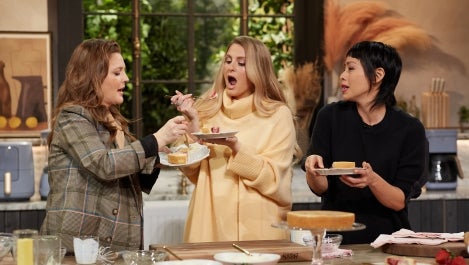 Pilar Valdes Shows Drew and Meghan Trainor How to Make a Butter Strawberry Cake