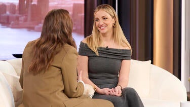 Abby Elliott on Working with Drew Barrymore in 'Saturday Night Live': "You're My Idol" 