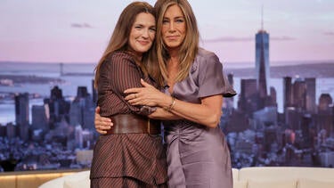 Jennifer Aniston Reveals What it's Like Working with Dolly Parton on '9 to 5' 